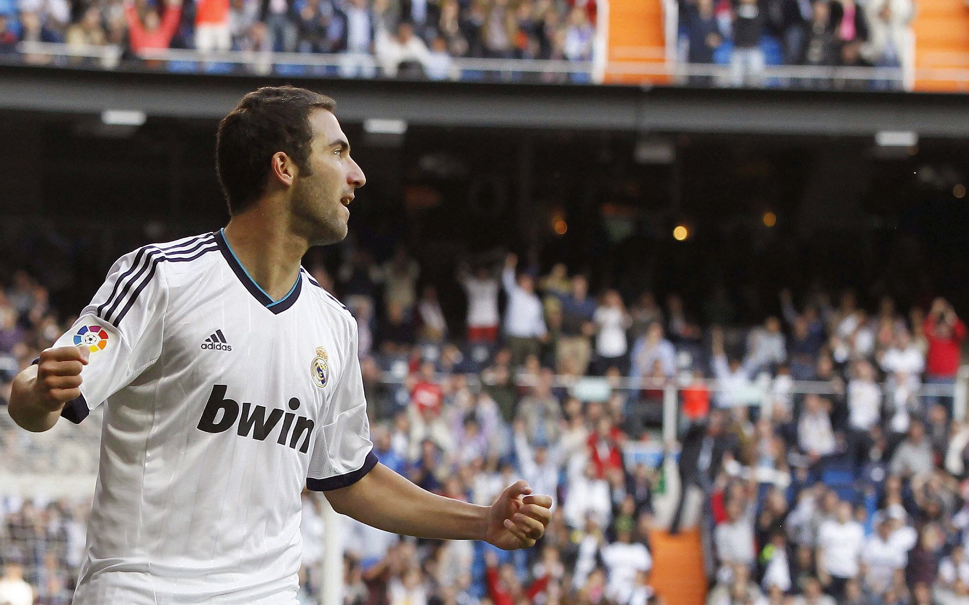 电竞投注平台-列队致敬，王者风范—皇马赛前礼遇AC米兰彰显体育精神，列队致敬，王者风范—皇马赛前礼遇AC米兰彰显体育精神